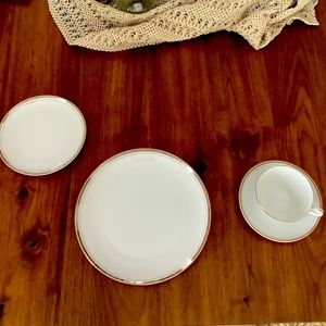 BNIB VTG translucent Royalton, China, golden elegance, 4 Piece Pl. setting